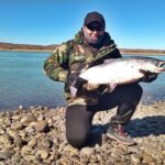 GIGANTES EN EL RÍO SANTA CRUZ: La Epopeya del Salmón Chinook en Piedrabuena – Daniel Calisaya