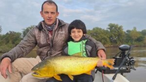 El Paraná no da tregua en San Nicolás: Dorados activos y pura adrenalina